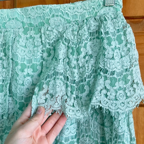 Women’s size small Aryn K mint green/sea green lace skirt with zipper and clasp - Picture 3 of 9